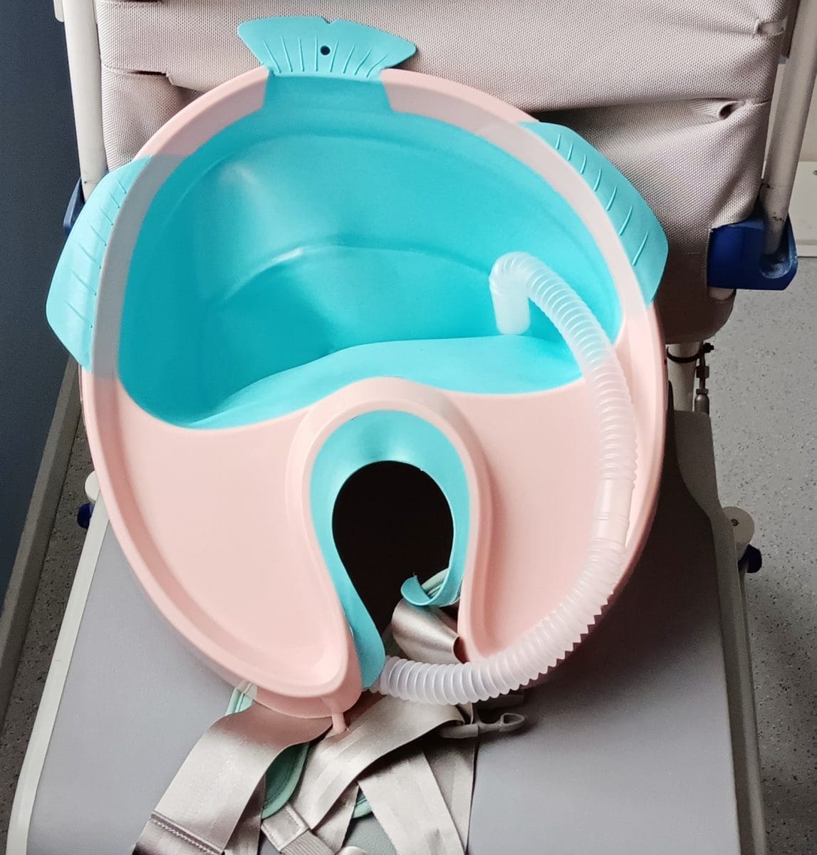 Collapsible shampoo basin